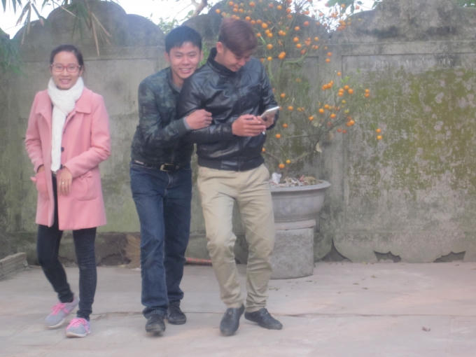 Các nam thanh nữ tú đi chơi  ngày lễ hội.