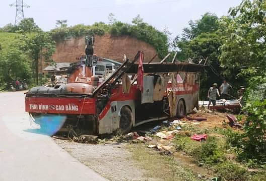 Chiếc xe bị hư hỏng nặng sau khi rơi xuống vực.