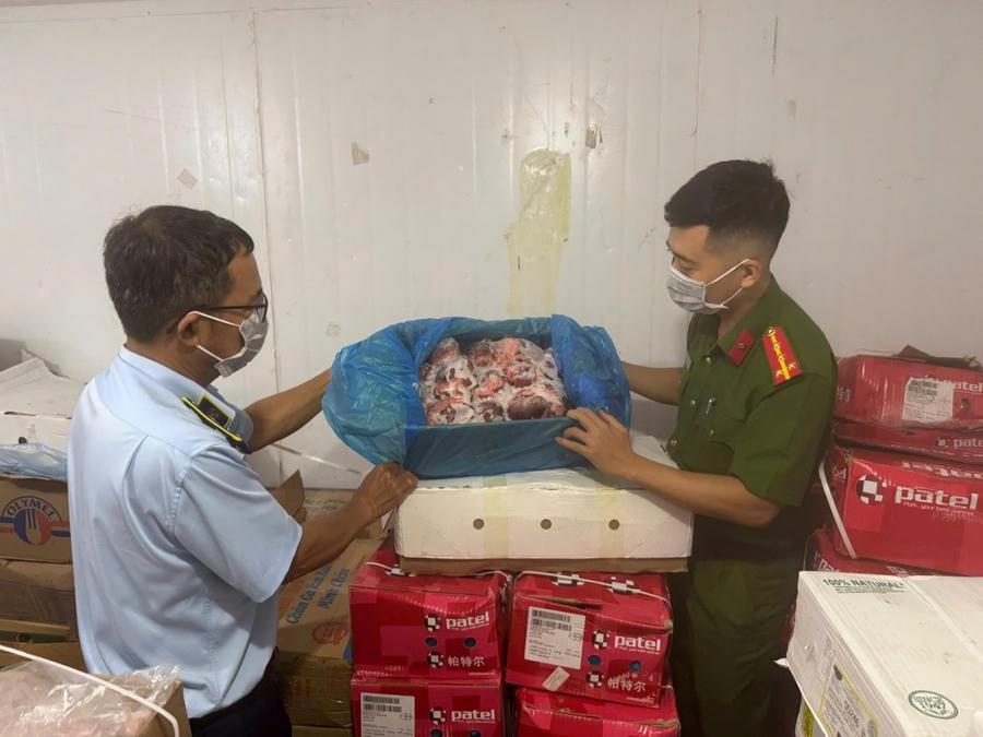 Lực lượng chức năng kiểm tra hàng hóa vi phạm