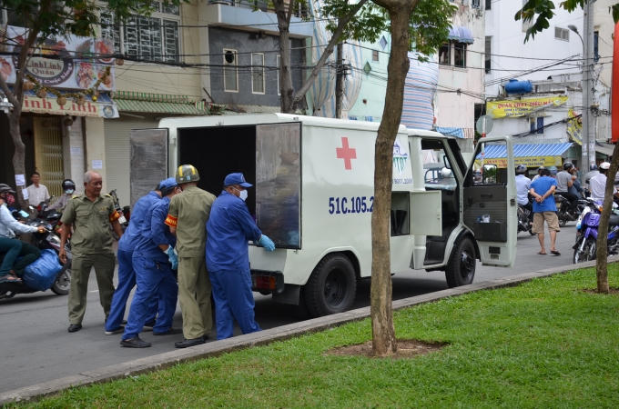 Thi thể nạn nhân được đưa về nhà xác bệnh viện.
