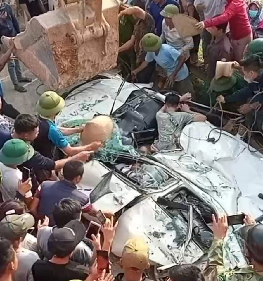 Vụ xe tải lật đè bẹp ô tô khiến 3 người tử vong: Khởi tố tài xế - 1