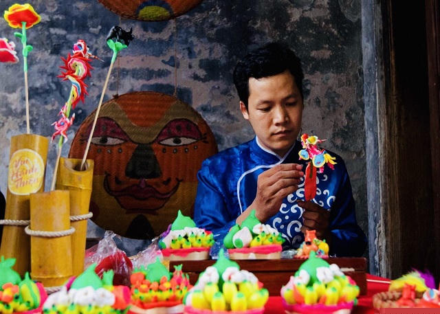 Nghệ nhân làng nghề Xuân La, huyện Phú Xuyên biểu diễn nặn tò he. Ảnh: Việt Dũng