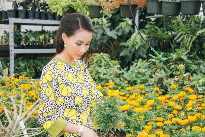 Hoa hậu Sương Đặng lạc giữa vườn hoa xuân rực rỡ.
