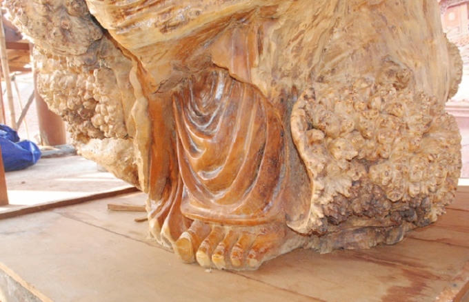 Bàn chân của tượng cũng được chau chuốt cầu kỳ nổi bật giữa những nu nghiến nhuốm màu thời gian..