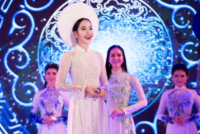 Nam Em mặc &aacute;o d&agrave;i trắng tinh kh&ocirc;i, khoe giọng h&aacute;t ngọt ng&agrave;o c&ugrave;ng &Aacute;i Phương