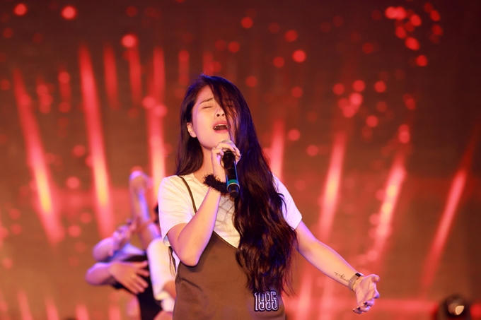 Ca nương Kiều Anh mặt mộc xinh xắn thể hiện ca khúc “Rơi” vô cùng nhập tâm.