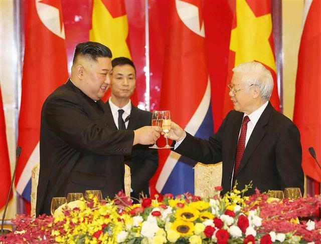 Tổng Bí thư, Chủ tịch nước Nguyễn Phú Trọng và Chủ tịch Triều Tiên Kim Jong-un cùng nâng ly. Ảnh: Trí Dũng - TTXVN