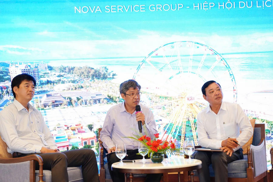 Ông Bùi Thế Nhân, Giám đốc Sở Văn hóa-Thể thao và Du lịch Bình Thuận (bìa phải) tại một Toạ đàm.