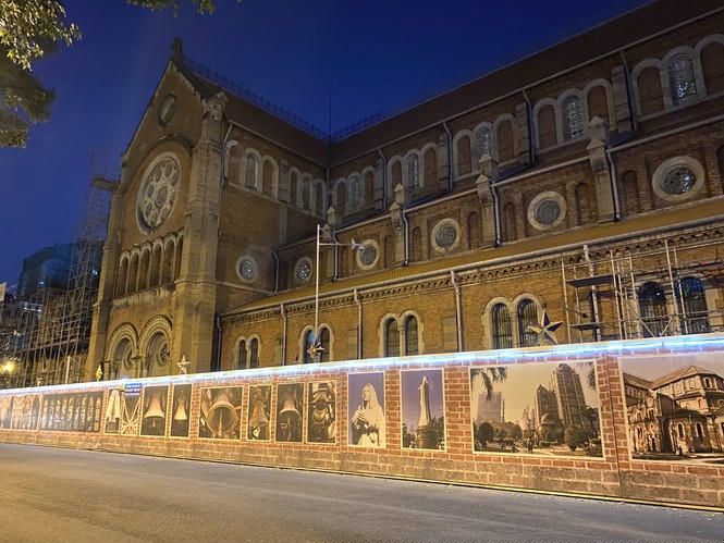 Bên hong Nhà thờ Đức Bà cũng là điểm đến của người dân khi ngồi uống nước, đi dạo vào mỗi tối. Hình ảnh trước và trong những ngày cách ly xã hội 1