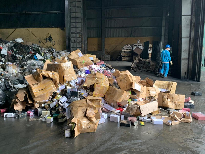 Toàn bộ số hàng hóa vi phạm được cuốn ép, nghiền nát trước khi thực hiện đốt bỏ.