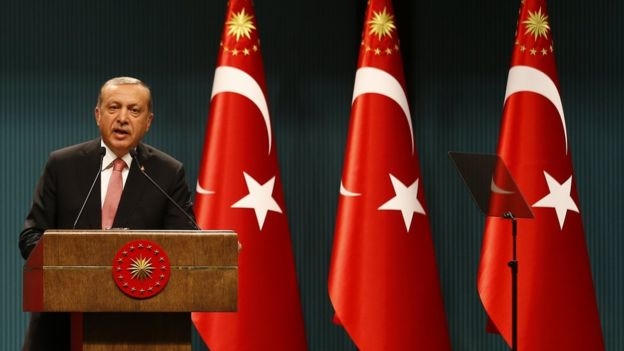 Tổng thống Erdogan ban bố tình trạng khẩn cấp kéo 3 tháng nhằm tìm ra những kẻ đứng sau vụ đảo chính đêm 15/7. (Ảnh: Reuters)