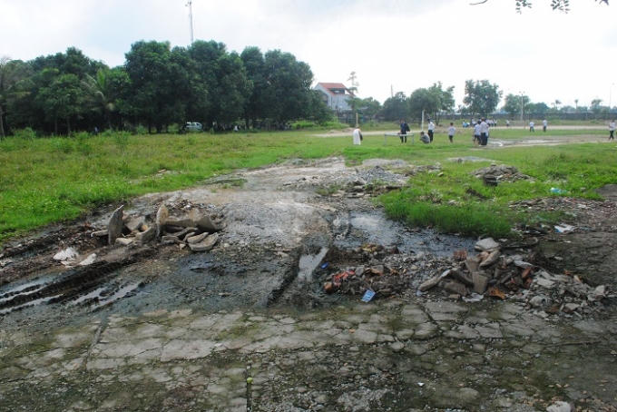 Đường bê tông vào sân chơi bị bong tróc, nham nhở gây mất mỹ quan. Ảnh Duy Ngợi