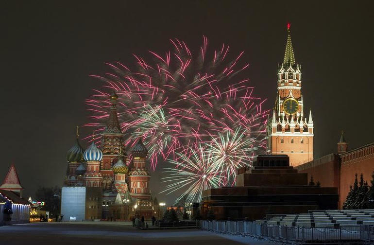 Trong bài phát biểu trước thềm năm mới, Tổng thống Nga Vladimir Putin nhấn mạnh rằng lời chúc đầu tiên của ông gửi tới tất cả người dân Nga là sức khỏe tốt trong năm 2022. Ông cũng bày tỏ sự chia sẻ với những người đã mất người thân do dịch bệnh Covid-19 trong năm vừa qua. Trong ảnh: Pháo hoa rực rỡ trên bầu trời thủ đô Moscow, Nga. (Ảnh: Reuters).