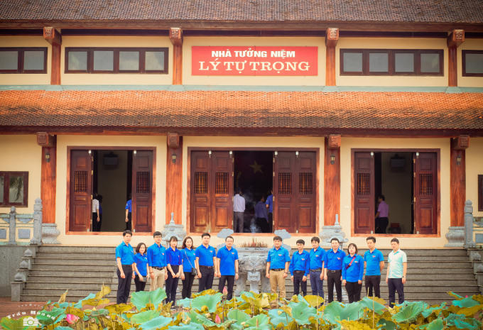 Và chụp ảnh lưu niệm tại nhà tưởng niệm Anh hùng Lý Tự Trọng.