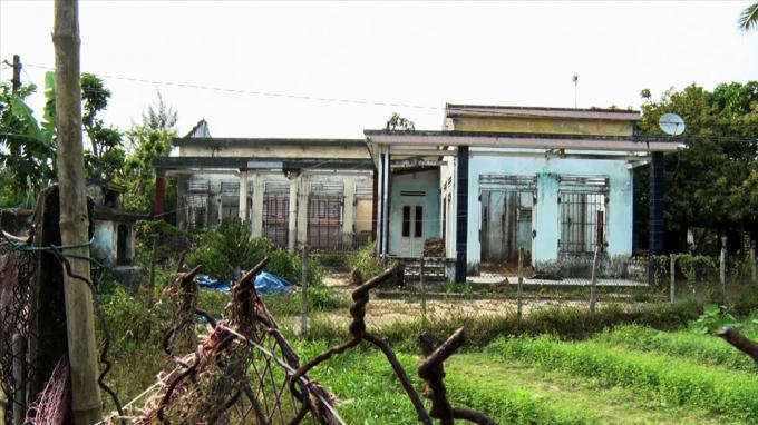 Những căn nhà bị bỏ hoang khi dân được di dời. Ảnh: Đ.V.