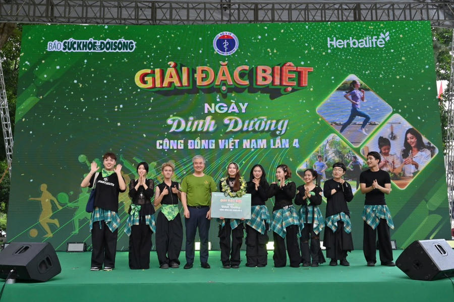 Các đội chơi xuất sắc nhận giải.