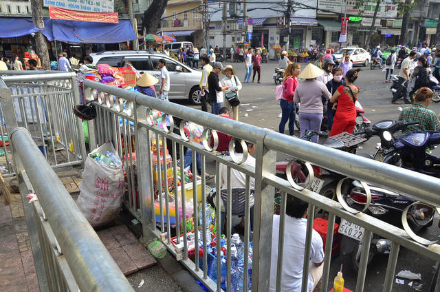 Hàng rong bị đẩy ra khỏi vỉa hè.