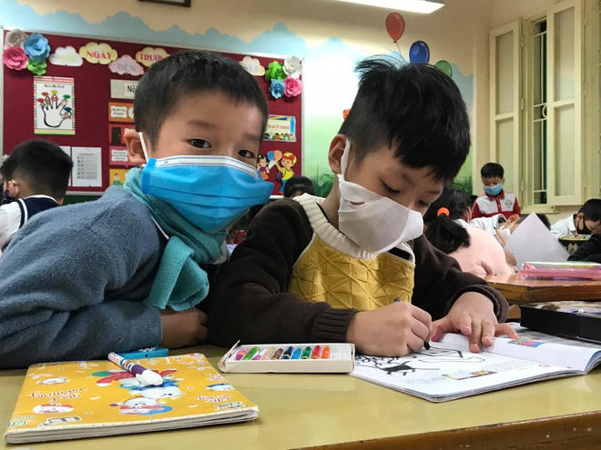 Khi trở lại trường học, nhà trường cần bố trí giờ vào lớp, giải lao, tan học xen kẽ giữa các khối lớp (Ảnh: M. Hà). 