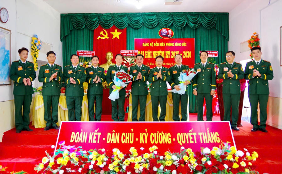 Đại tá Phạm Minh Giang - Tỉnh ủy viên, Bí thư Đảng ủy, Chính ủy BĐBP tỉnh (thứ 5 từ phải sang) cùng Đại tá Phạm Anh Chương - Phó Bí thư Đảng ủy, Chỉ huy trưởng BĐBP tỉnh, tặng hoa chúc mừng Cấp ủy Đảng bộ Đồn Biên phòng Sông Đốc nhiệm kỳ 2025 – 2030.