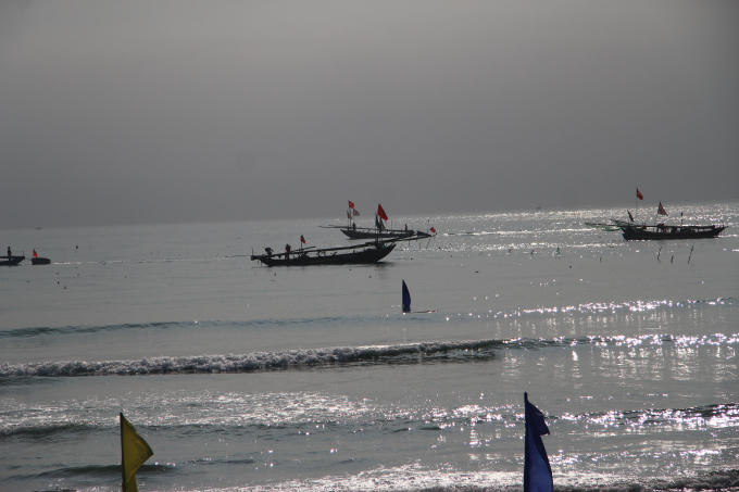 Trong lễ hội những chiếc thuyền của ngư dân xuất phát ra biển khơi. (Ảnh: Vân Trương)