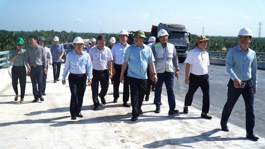 Bộ trưởng Bộ Xây dựng Trần Hồng Minh cùng đoàn công tác đã kiểm tra tiến độ thi công Dự án Đầu tư xây dựng cầu Rạch Miễu 2