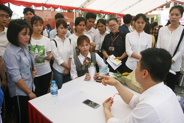 Cán bộ tuyển sinh trường ĐH Lâm Nghiệp tư vấn ngành học cho các thí sinh