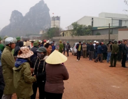 Rất đông người dân tụ tập phản đối. Lực lượng công an đã phải có mặt tại hiện trường. (Ảnh: Anh Thắng)
