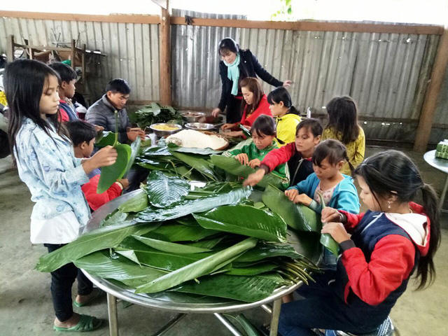Với sự hướng dẫn của các thầy cô, các bạn học sinh đã tự những chiếc gói bánh chưng cho gia đình ăn tết