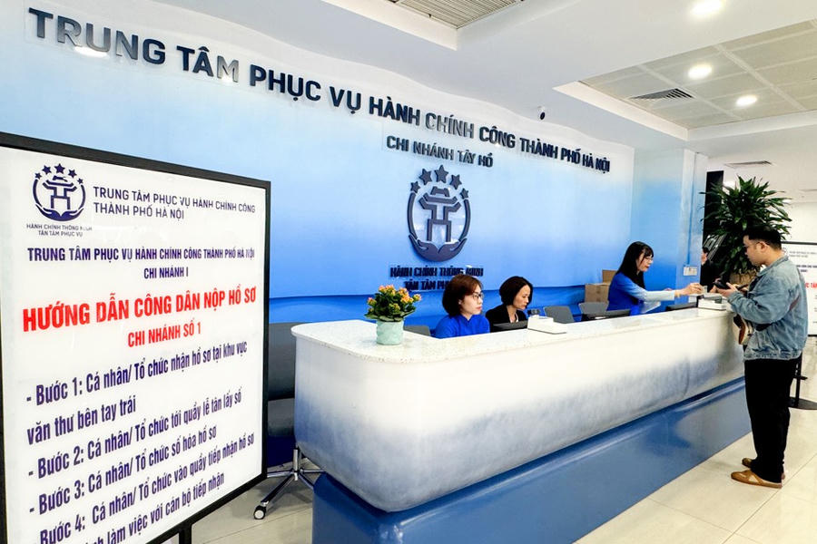 Người dân làm thủ tục hành chính công tại TP Hà Nội. (Ảnh: UBND TP Hà Nội)