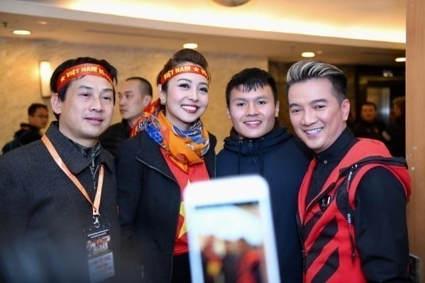 Jennifer Phạm rạng rỡ cùng Mr Đàm chụp hình cùng Quang Hải