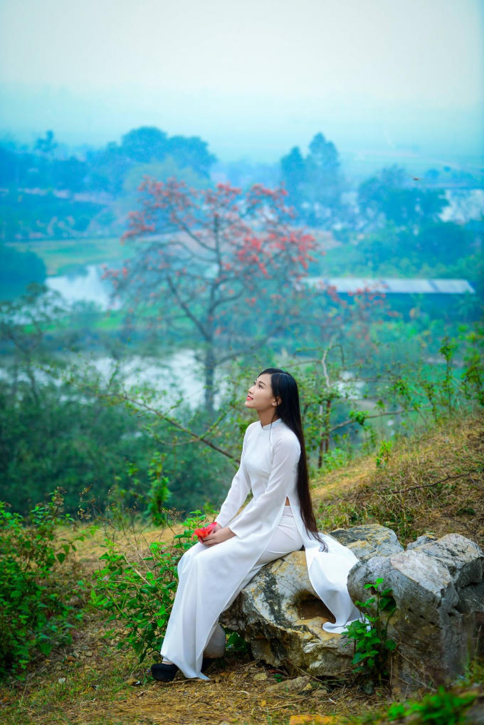 Ngày tình yêu đơm hoa, kết trái  Buổi chiều yên bình nơi quê mình xa vắng  Hoa gạo gọi mùa xuân để chú chim ngẩn ngơ  Nụ hoa căng tràn sức sống.