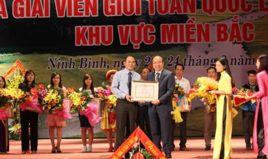 Thứ trưởng Phan Chí Hiếu trao giải Nhất cho Đội hòa giải viên TP Hải Phòng tại Hội thi khu vực phía Bắc.