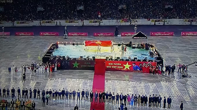 H&agrave;ng chục ngh&igrave;n người h&acirc;m mộ h&ograve; reo ch&uacute;c mừng U23 Việt Nam tại chảo lửa Mỹ Đ&igrave;nh