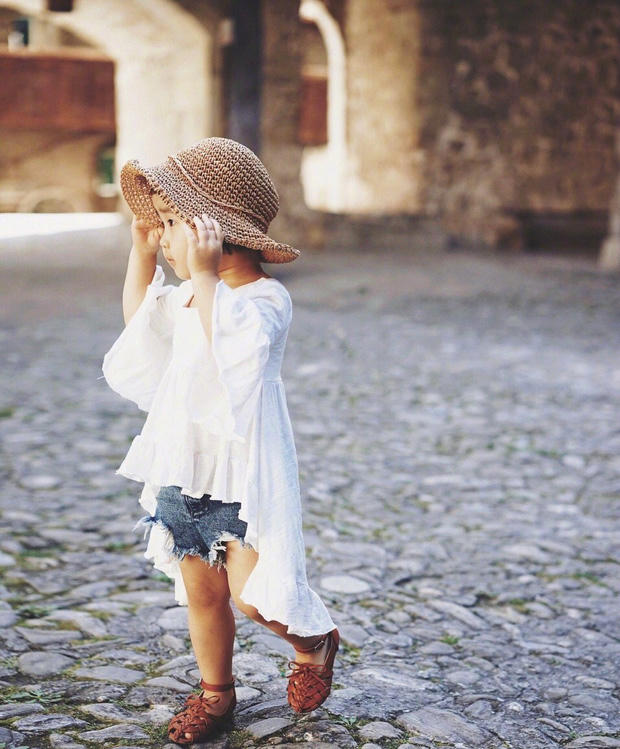 Sốt với loạt ảnh chu du khắp thế giới của c&ocirc; b&eacute; Tiểu Man