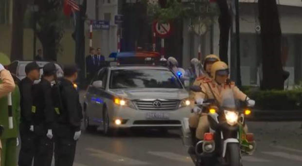 Ông Trump rời khách sạn Metropole. (Ảnh: TTXVN)