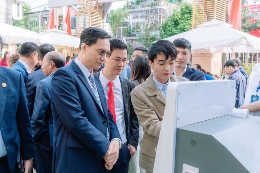 Các đại biểu tham quan trải nghiệm tại buổi lễ.