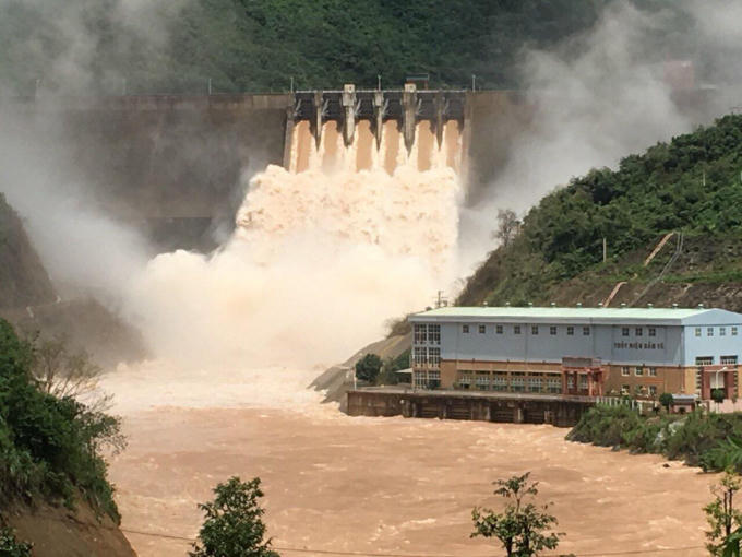 Thủy điện Bản Vẽ vận hành xả lũ ở mức kỷ lục với lưu lượng khoảng 4.200 m3/s.