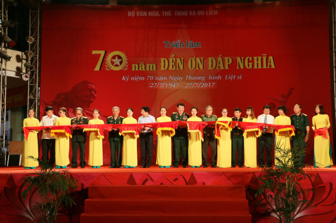 Đại diện Ban tổ chức và khách mời cắt băng khai mạc Triển lãm