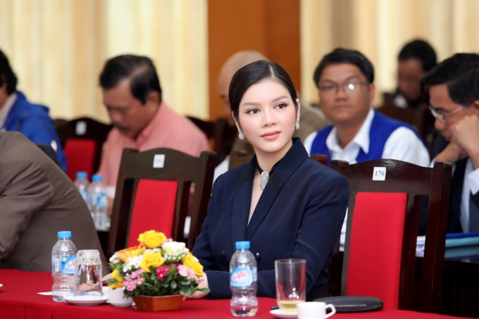 Lý Nhã Kỳ liên tục “đốn tim” những người yêu thời trang bởi sự chọn lựa tinh tế các phụ kiện thời trang với trang trang sức kim cương của Paolo Piovan