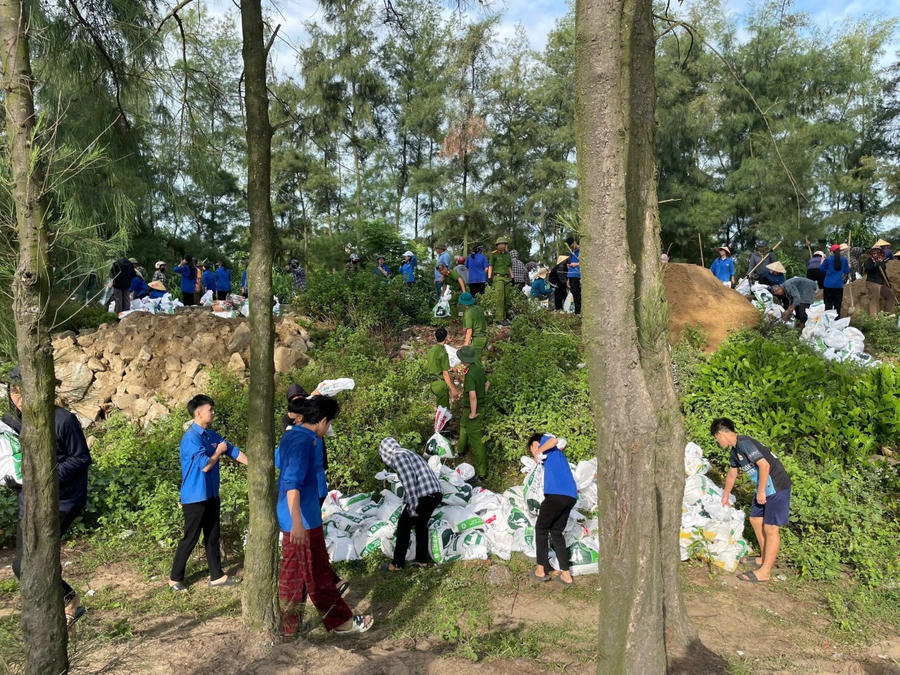 Ngay từ sáng sớm, Tuổi trẻ Hà Tĩnh đã đồng tổ chức các đội hình với hàng trăm tình nguyện viên.