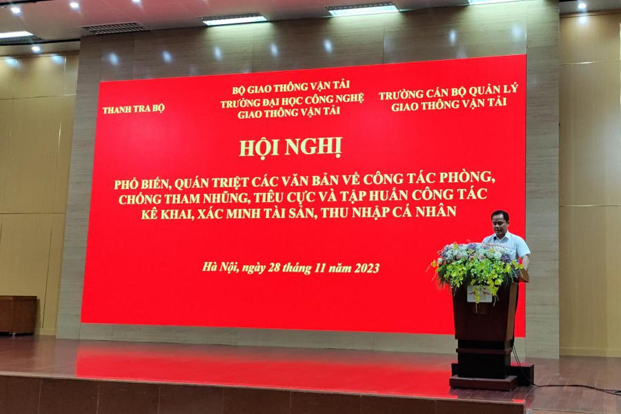 Chủ tịch Hội đồng Trường PGS. TS Vũ Ngọc Khiêm phát biểu khai mạc Hội nghị.