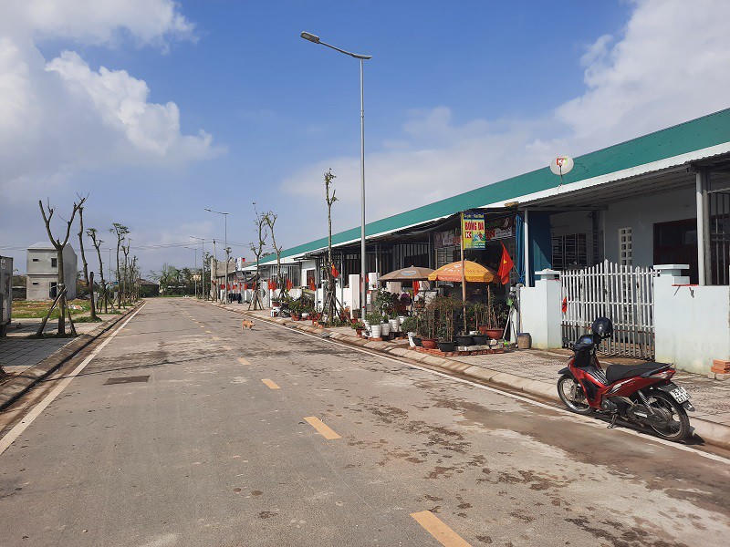 Các căn nhà tái định cư được xây dựng kiên cố cùng với những tuyến đường được quy hoạch bài bản.