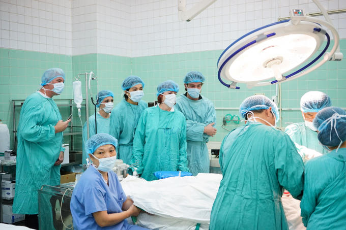 Sau hai lần nghẹn ngào, Lệ Hằng lạc quan, nở nụ cười khi giúp đỡ trẻ em hở hàm ếch