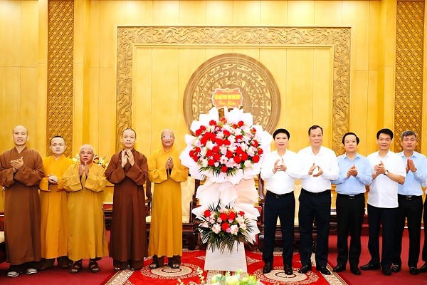 Đoàn Ban Trị sự Giáo hội Phật giáo Việt Nam tỉnh Ninh Bình tặng hoa chúc mừng Tỉnh ủy nhân dịp thành lập tỉnh mới.