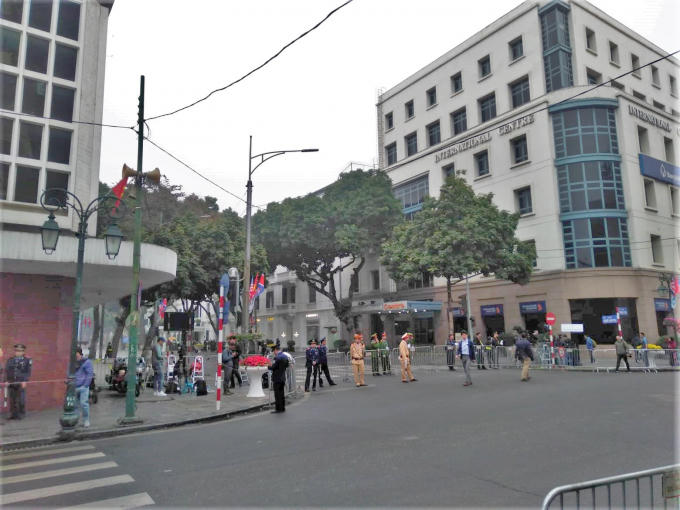 Lực lượng an ninh bắt đầu siết chặt hơn nữa các tuyến đường xung quanh khách sạn Metropole.