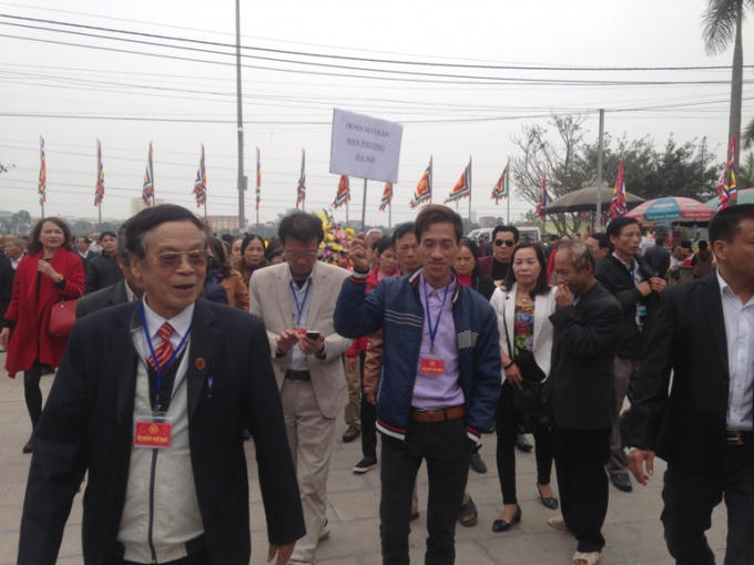 Một đoàn du khách họ Trần từ Đan Phượng, Hà Nội có mặt tại đền Trần.