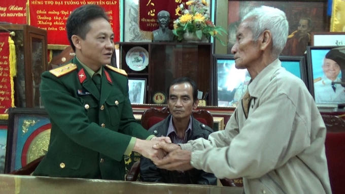 Người tù "xuyên thế kỷ" cùng người thân đã hoàn thành tâm nguyện khi được một lần ra thăm viếng lăng Bác.