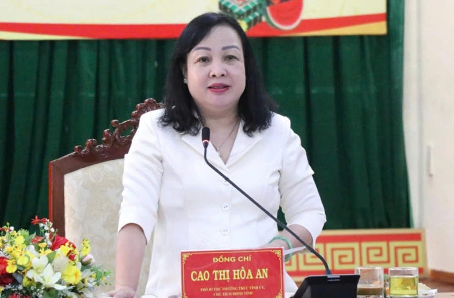 Bà Cao Thị Hòa An - Phó Bí thư Thường trực Tỉnh ủy, Chủ tịch HĐND tỉnh Phú Yên thông tin về công tác sắp xếp, tinh gọn bộ máy của tỉnh. Ảnh: Hoài Luân