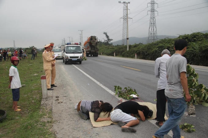 Lực lượng chức năng có mặt tại hiện trường xử lý vụ việc.