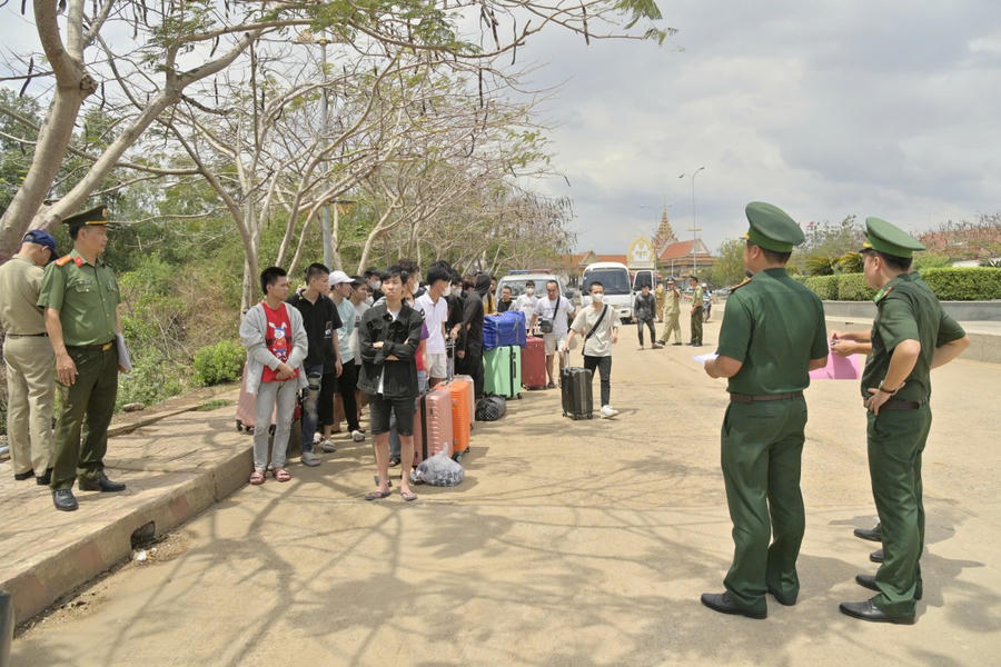 Ban chỉ huy đồn Biên phòng cửa khẩu Quốc tế Hà Tiên và cơ quan chức năng tiến hành làm thủ tục đón công dân về nước.